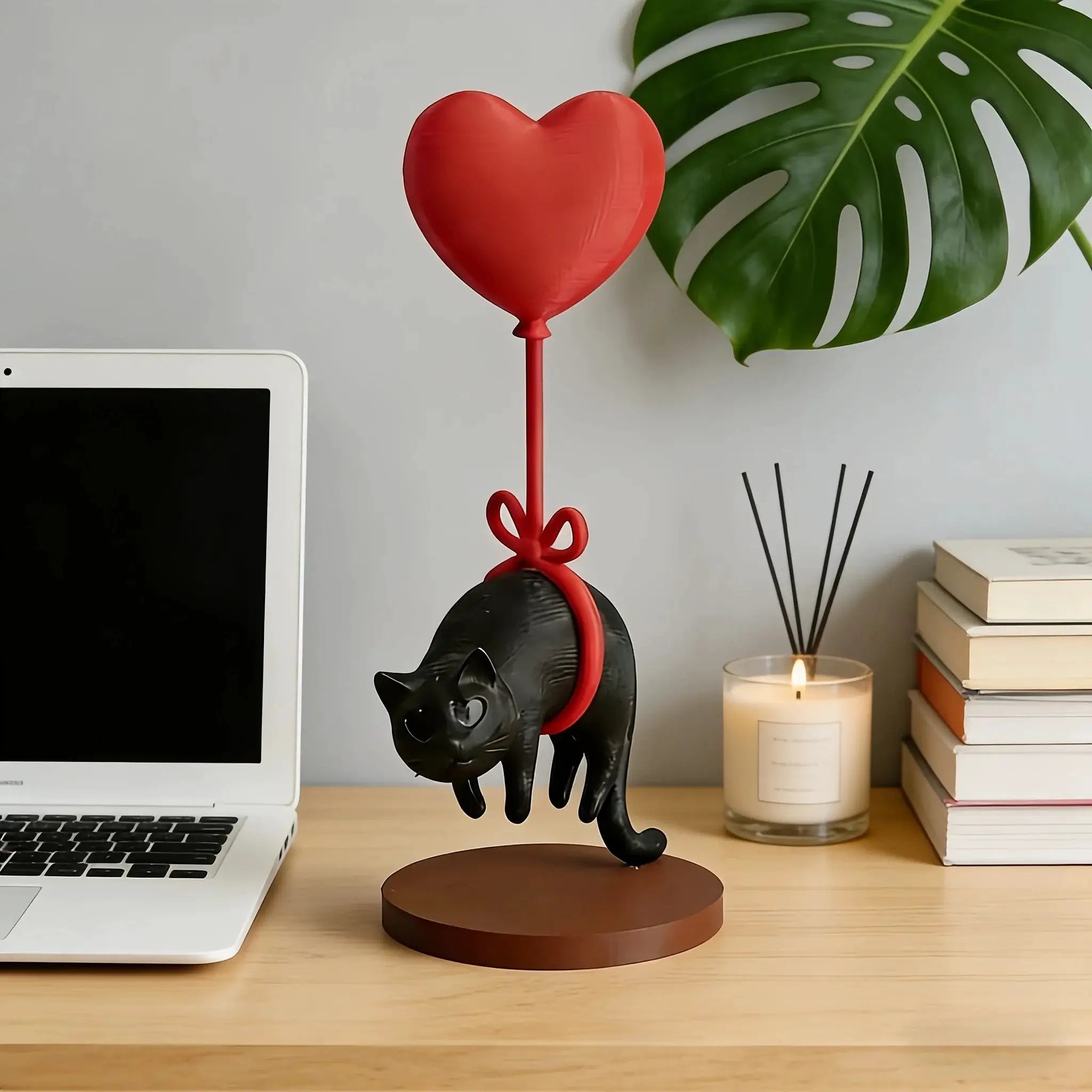 Figurine chat flottant avec ballon coeur