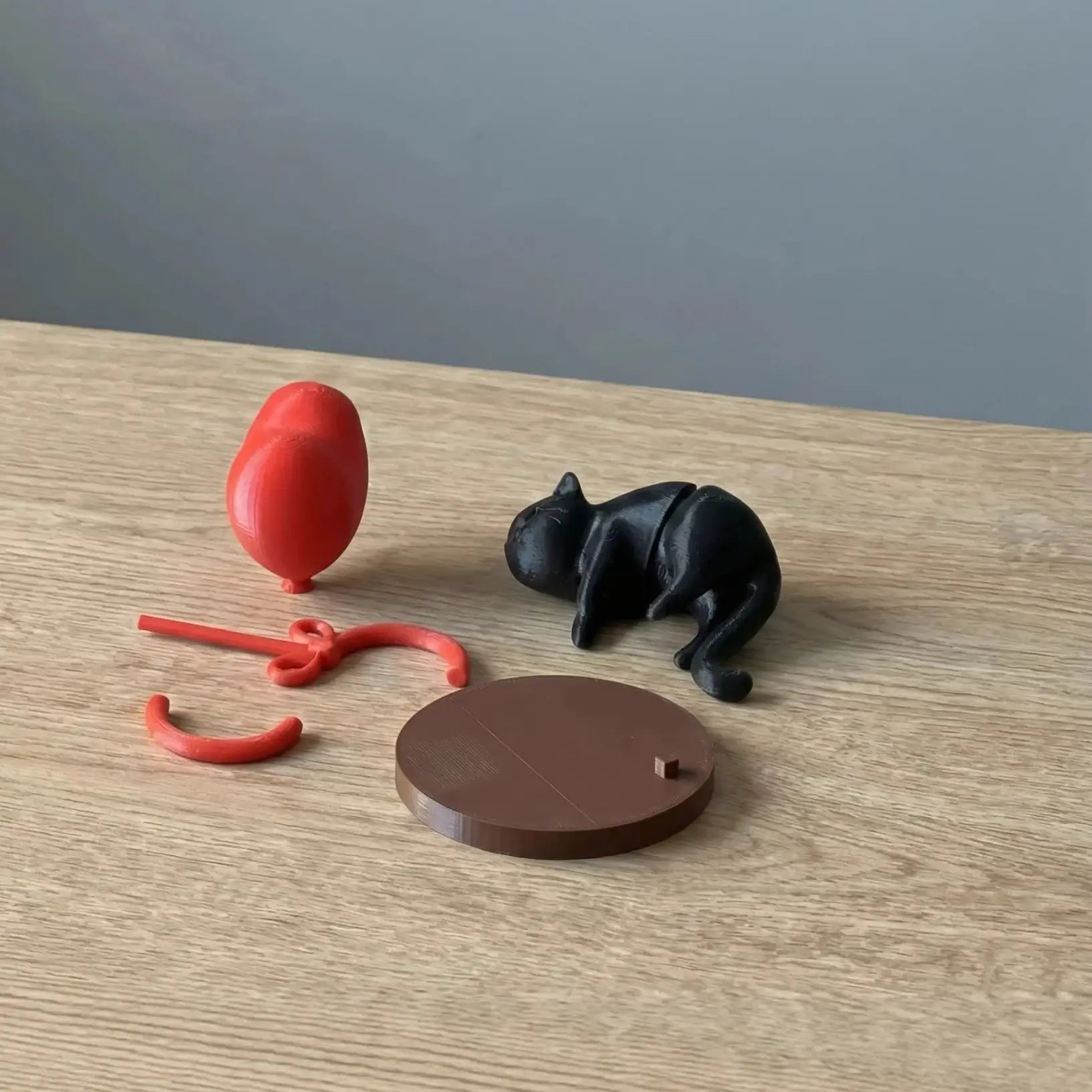 Figurine chat flottant avec ballon coeur